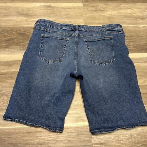 Gap Bermuda Blue Denim Jean Shorts size 34 - Picture 7 of 9